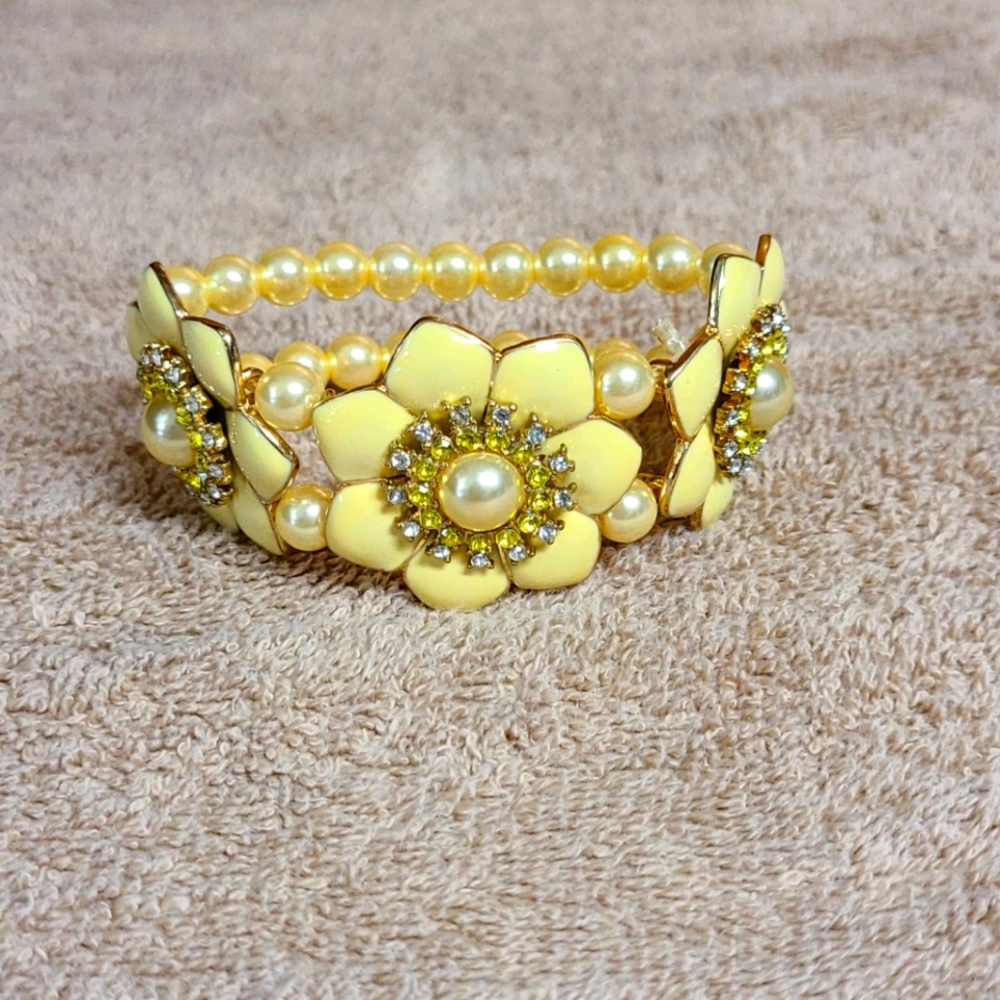 Stretchy flower pearl (fake pearls) bracelet